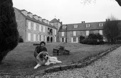 Pierre Perret devant sa maison de Nangis, en février 1979.