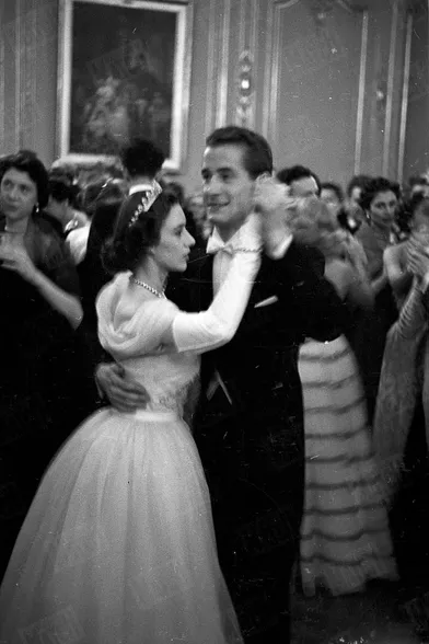 « Sans cesser de danser, la princesse a demandé à Aimé Barelli d'interpréter “La Vie en rose”. » - Paris Match n°141, 1er décembre 1951.