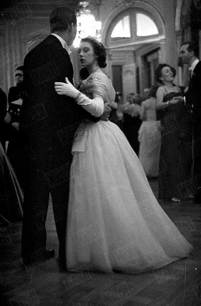 « Margaret est arrivée au Cercle interallié à 23 heures et n'en est partie qu'à l'aube. De toutes les invitées c'est elle qui a le plus dansé. Elle a fermé le bal avec un Anglais, Lord Hetnam. Elle était visiblement lasse. » - Couverture de Paris Match n°141, 1er décembre 1951.