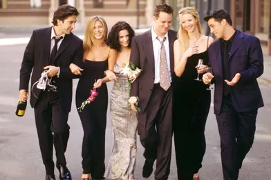 Le 22 septembre prochain, la série «Friends» fêtera les 20 ans de sa première diffusion aux Etats-Unis. Pendant dix ans, la joyeuse bande de new-yorkais, habituée du«Central Perk», a fait rire des millions de téléspectateurs à travers le monde. Rachel et Ross, couple mythique de la télévision, et leur fameuse «rupture», Monica, ancienne obèse obsédée par le ménage, Chandler le sarcastique, son meilleur ami Joey, acteur fauché et Phoebe, blonde particulièrement excentrique, ont marqué toute une génération.Dès sa première saison, le programme – régulièrement rediffusé en France - a conquis le cœur du public mais aussi des critiques, obtenant en 1994 douze nominations aux Emmy Awards. Au total, «Friends» et ses acteurs ont reçu 56 récompenses et 153 nominations !A la fin du show, en 2004, «Friends» est devenue la sitcom la plus rentable de l’histoire. Au cours des deux dernières saisons, les six principaux acteurs étaient d’ailleurs payés plus d’un million de dollars par épisode. Un record. Aujourd’hui, où en sont les stars de «Friends» ? Si Jennifer Aniston et Courteney Cox restent sur le devant de la scène, où se trouve désormais le fameux Guntheret que fait à présent Janice?