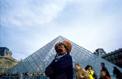 « Dimanche, 17 h 30. Au Louvre, la seule présence de Raoni est déjà une victoire. C’est aussi le choc de trois cultures : la Selva sauvage, le Louvre classique, la Pyramide du futur. » - Paris Match n°2082, 20 avril 1989