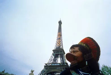« Paris Match a loué une vedette pour lui faire visiter la capitale par la Seine, notre rio Xingu à nous. Il s'est posté à la proue du bateau et s'est longuement fait expliquer les monuments et particulièrement la réplique de la statue de la Liberté au pont Mirabeau. Au pied de la tour Eiffel, il a fait stopper le bateau pour contempler la vieille dame qui fête ses cent ans, et il a levé le pouce en disant: “Meikumbre”. (très bon, en kayapo). » - Paris Match n°2082, 20 avril 1989