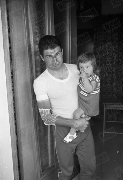 Le 18 juillet 1968, Poulidor, blessé lors d'une chute sur le Tour, a dû abandonner. Sa fille est son réconfort.