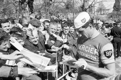 Raymond Poulidor, l'idole des Français... lors d'un critérium à Châteauneuf-la-Forêt en avril 1966.