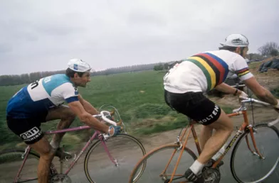Raymond Poulidor en duel avec Eddy Merckx, lors duParis-Roubaix de 1972.