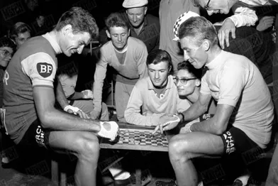 A Evreux, en 1964, Poupou tente de prendre sa revanche sur Anquetil... au jeu de dames !