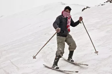 Ce n’est pas Méribel, c’est Bamiyan à 130 kilomètres au nord-ouest de Kaboul. Le tiers de l’Afghanistan est montagneux et couvert de neige en hiver. Mais une guerre de trente ans n’est pas propice aux sports de glisse. Pourtant, le coeur du pays est occupé par un massif montagneux complexe, l’Hindu Kouch, dont le plus haut sommet culmine à 7 708 mètres. Depuis 2008, des skieurs occidentaux sont venus découvrir le charme de ces montagnes inviolées, sous l’égide de la Fondation Aga Khan qui souhaite initier une vocation touristique et commence à former des guides et des moniteurs. Sous le regard des enfants qui étudient équipements et vêtements venus des Alpes. Bamiyan, connu pour ses trois bouddhas géants dynamités par les talibans, est en passe de devenir une vraie station. C’est aussi le nouveau royaume de ces gavroches des neiges.Hosin Ali a fabriqué tout son matériel, il rêve de devenir moniteur. Chaque matin, il part à l’assaut de la pente.