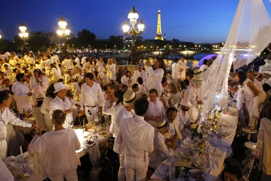 Sur les ponts de Paris, le chic du dîner en blanc