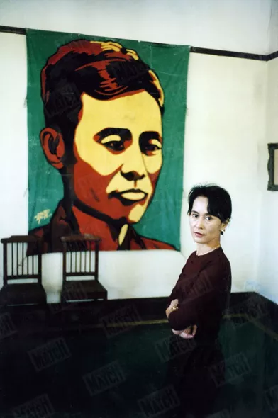Aung San Suu Kyichez elle à Rangoun, en 1999. Dans son salon, un portrait de son père, Aung San, figure de l’indépendance birmane.