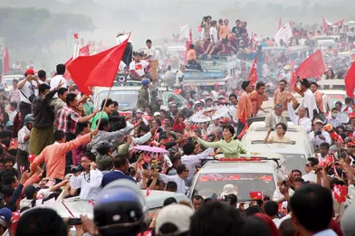 Aung San Suu Kyi en route vers le pouvoir : lors d’un meeting à Mandalay, le 3 mars 2012, avant la victoire de son parti aux élections législatives.