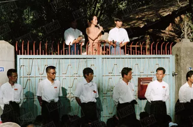 Aung San Suu Kyi lors d’un discours, alors qu’elle est assignée à résidence, à Rangoun, en décembre 1995.