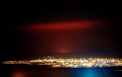 Le ciel illuminé de Reykjavik, après une éruption volcanique à Geldingadalur, près du mont Fagradalsfjall, vendredi soir.
