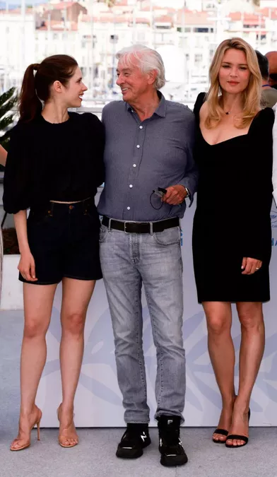 Virginie Efira, Paul Verhoeven et Daphne Patakia lors de la présentation de &quot;Benedetta&quot; au Festival de Cannes, samedi 10 juillet 2021.