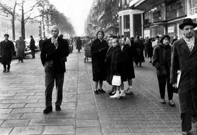 « Ce Mongol, habillé à la mode américaine, a intrigué les Parisiennes qui ne le connaissent encore qu'en photo. » - Paris Match n°405, 12 janvier 1957