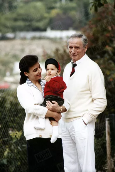 Yves Montand, sa compagne Carole et leur fils Valentin àSaint-Paul-de-Vence, en octobre 1989.