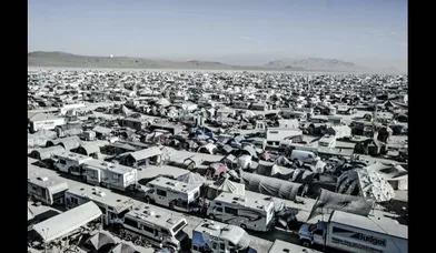 Black Rock City est une ville énorme de mobil-homes et de tentes qui ne dure que l’espace d’une semaine. Elle est entièrement sous contrôle des services de sécurité et de santé de l’Etat du Nevada.