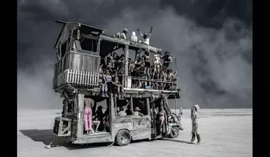 En route vers la « Grande Expérience de l’Homme qui Brûle ». En 1986, sur une plage de San Francisco, un paysagiste, accompagné de quelques amis, incendie l’effigie d’un homme en bois de 2,4 mètres de hauteur. On vient aujourd’hui du monde entier pour participer à la semaine qui précède l’immolation par le feu. Burning Man se tient désormais dans le désert du Nevada et dépasse les 30 mè­tres. Woodstock postmoderne, refusant les sponsors, le festival Burning Man, à la fin août, est dédié aux rencontres et aux performances extravagantes. Une fête dionysiaque. Chaque « burner » se doit de « donner ». Et on donne de tout à Black Rock City, la ville éphémère. De l’œuvre d’art monumentale au cours de yoga, tout est gratuit. Cette fiesta géante attire des vieux hippies, mais de plus en plus de jeunes cadres de la Silicon Valley. Un parfum d’utopie. Sur cette photo, au cœur de la «playa » (la plage), le lac salé où a lieu le festival, un « véhicule mutant » assure le transport des fêtards. Ces géants équipés de « sound systems » surpuissants doivent être agréés par les autorités locales.