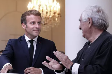 Emmanuel Macron et l'artiste Daniel Buren.