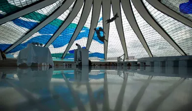A Match, l'athée Oscar Niemeyer avait confié comment il avait conçu l'incroyable cathédrale de la capitale du Brésil. «Dans la cathédrale de Brasilia, j'ai incorporé des espaces transparents dans les vitraux, pour que les croyants puissent, de la nef, imaginer que là, dans les espaces infinis, le Seigneur les attend.»