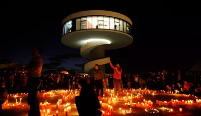 Le centre culturel Oscar Niemeyer, à Avilès, dans les Asturies, en Espagne, a fermé peu de temps après son inauguration en 2011, pour des raisons budgétaires. Des citoyens s'étaient mobilisés pour empêcher sa fermeture, comme ici au mois de novembre 2011. Il a rouvert en 2012 en reprenant son nom.