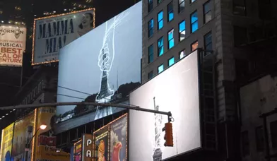 Tous les soirs, 3 minutes avant les douze coups de minuit, Times Square s’illumine devant ces images diffusées sur écran géant, issues du court-métrage Universal Pulse, réalisé par Bel Borba, Burt Sun et André Costantini. C’est l’un des projets du festival “Crossing The Line” de la FIAF. 