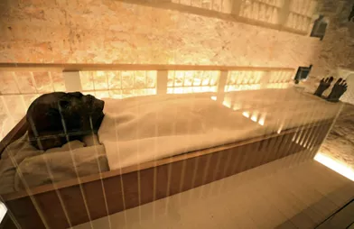 Le corps momifié reste à demeure, dans un caisson de verre vidé d’oxygène.