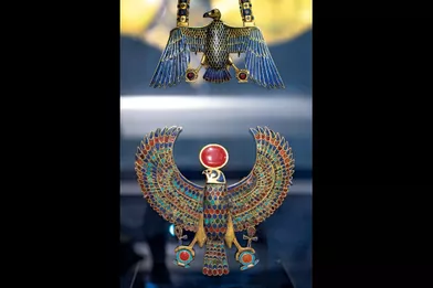 Deux pectoraux en or incrustés de lapis-lazuli, turquoises, cornalines et verre. Celui du haut représente Nekhbet (largeur 11 centimètres), le second est à l'effigie d'Horus (largeur 12,6 centimètres).