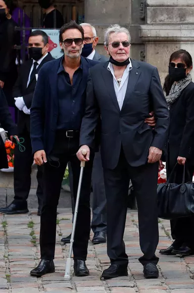 Anthony etAlain Delon aux obsèques de Jean-Paul Belmondo à Paris, le 10 septembre 2021.