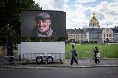 Le public pourra suivre l'hommage grâce à ces écrans géants.