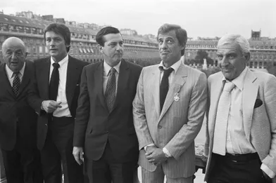 Bernard Blier, Alain Delon, le Ministre de la Culture, Jean-Philippe Lecat, Jean-Paul Belmondo et Charles Gérard à la remise de la Légion d'honneur à Jean-Paul Belmondo en 1980.