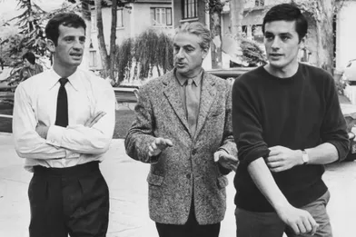René Clement, Jean-Paul Belmondo et Alain Delon sur le tournage de &quot;Paris brule-t-il ?&quot; en 1966.