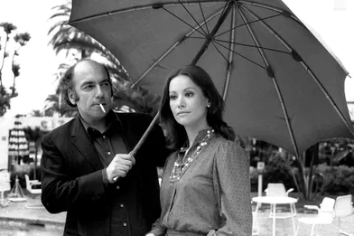Photo prise en 1971 du cinéaste Jacques Deray dirigeant l'actrice Claudine Auger lors du tournage du film &quot;Un peu de soleil dans l'eau froide&quot;