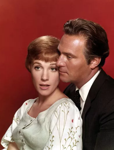 Julie Andrews et Christopher Plummer posent pour la promotion de &quot;La Mélodie du bonheur&quot; de Robert Wise en 1965.