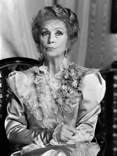  L'actrice Danielle Darrieux interprète le rôle de la tante de &quot;Gigi&quot; de Colette, le 03 avril 1985, au Théâtre des Nouveautés, à Paris. 
