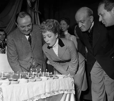Danielle Darrieux fête son anniversaire avec Bernard Blier et Yves Deniaud en 1951 sur le tournage de &quot;La maison Bonnadieu&quot;.