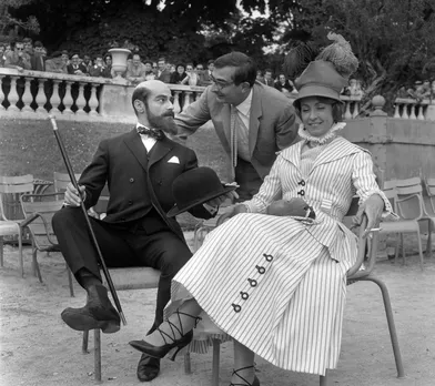  Le cinéaste Claude Chabrol (C) donne des indications à ses acteurs Charles Denner (G) et Danielle Darrieux (D) lors du tournage de son film &quot;Landru&quot;, le 12 juin 1962 à Paris. 