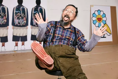 De bonne humeur ce jour-là, Murakami devant les dessins du costume qu’il portera au vernissage de l’exposition.