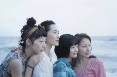Trois sœurs, Sachi, Yoshino et Chika, vivent ensemble à Kamakura. Par devoir, elles se rendent à l’enterrement de leur père, qui les avait abandonnées une quinzaine d’années auparavant. Elles font alors la connaissance de leur demi-sœur, Suzu, âgée de 13 ans. D’un commun accord, les jeunes femmes décident d’accueillir l’orpheline dans la grande maison familiale…