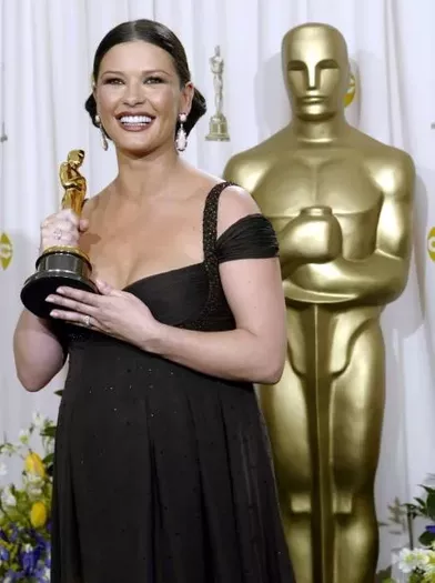 Pour &quot;Chicago&quot;, Catherine Zeta-Jones obtient l'Oscar du meilleur second rôle.
