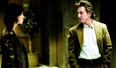 En 2004, Charlotte Gainsbourg s’exporte à Hollywood pour jouer dans 21 Grammes, drame signé Alejandro González Iňárritu. Elle y interprète Mary, l’épouse torturée d’un professeur de mathématiques, interprété par Sean Penn.