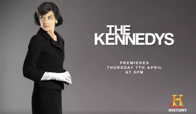 La vie de Jacqueline Kennedy-Onassis - Jackie Kennedy - a fasciné de nombreux cinéastes. Alors que Natalie Portman est pressentie pour interpréter l'épouse de JFK dans un biopic consacré à sa vie après l'assassinat de son dernier, retour sur les principales Jackie du petit et du grand écran. La dernière en date est Katie Holmes, dans la mini-série &quot;Les Kennedy&quot;.