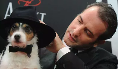 Jean Dujardin et le réalisateur Michel Hazanavicius étaient mercredi soir à Berlin pour l'avant-première allemande de &quot;The Artist&quot;. Très en forme, l'acteur de &quot;Brice de Nice&quot; a beaucoup joué avec Uggie, le chien du film.