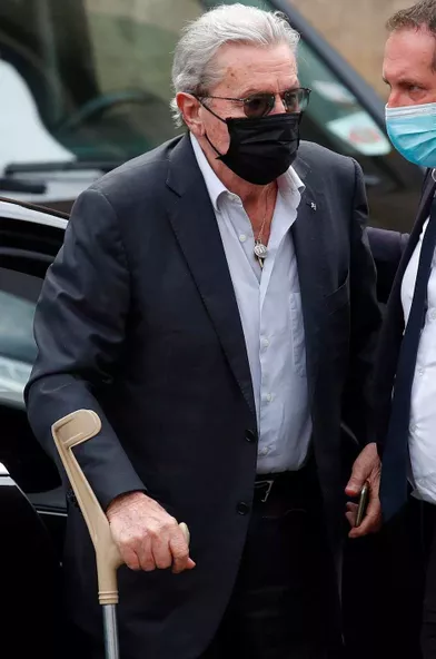Alain Delon arrivant aux obsèques de Jean-Paul Belmondo à Paris, le 10 septembre 2021.