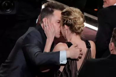Sam Rockwell embrasse sa compagne avant de monter sur scène pour l'Oscar du meilleur second rôle.