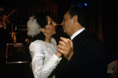En France, le 2 novembre 1988, lors de son mariage avec Jacques DJIAN, Isabelle HANIN dansant avec son père Roger HANIN.