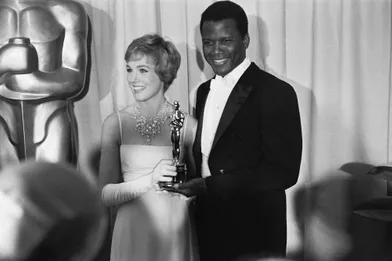 Julie Andrews reçoit l'oscar de la meilleure actrice des mains de Sidney Poitier pour son rôle dans &quot;Mary Poppins&quot; lors de la cérémonie des 37e Oscars honorant les meilleurs acteurs de 1964 au Santa Monica Civic Auditorium.