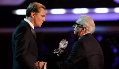 Martin Scorsese a reçu son trophée de la Meilleure bande son pour &quot;Hugo&quot; de la part de son acteur fétiche, Leonardo DiCaprio.