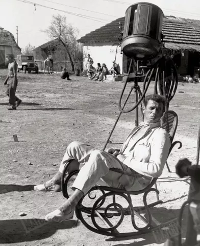 Yves Montand sur le tournage du film &quot;Le salaire de la peur&quot; d'Henri-Georges Clouzot, dans l'ancien camp de Saliers en Camargue. Eté 1951.