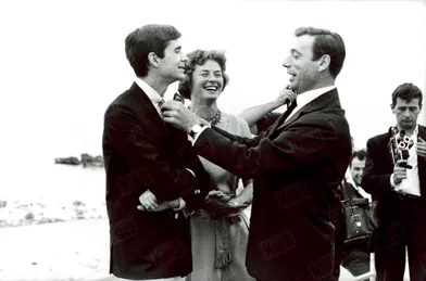 Yves Montand, avec Ingrid Bergman et Anthony Perkins, lors du 14ème Festival de Cannes en mai 1961. Ils sont sur la Croisette pour la présentation en compétition de leur film &quot;Aimez-vous Brahms...&quot; d'Anatole Litvak.
