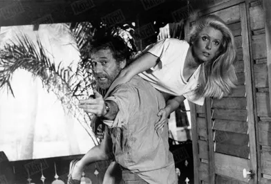 Yves Montand avec Catherine Deneuve sur le tournage du film &quot;Le sauvage&quot; de Jean-Paul Rappeneau en avril 1975.